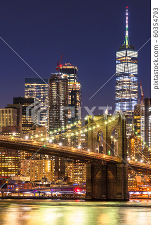 曼哈頓和布魯克林大橋的紐約夜景 60354793