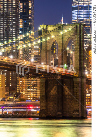曼哈頓和布魯克林大橋的紐約夜景 60354795