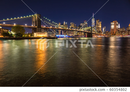曼哈頓和布魯克林大橋的紐約夜景 曼哈頓和布魯克林大橋的紐約夜景 60354802