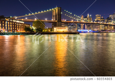 曼哈頓和布魯克林大橋的紐約夜景 曼哈頓和布魯克林大橋的紐約夜景 60354803