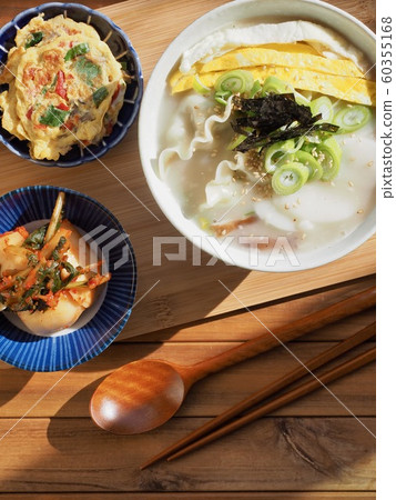 韓國傳統食品年糕和餃子湯 60355168