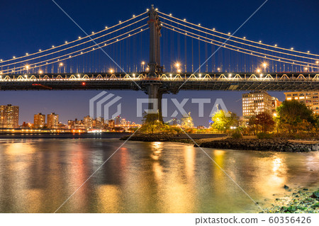 《紐約》布魯克林曼哈頓大橋的夜景 60356426