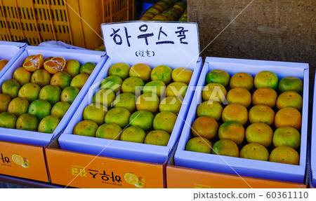 Fresh tangerine fruits at the market Fresh tangerine fruits at the market 60361110