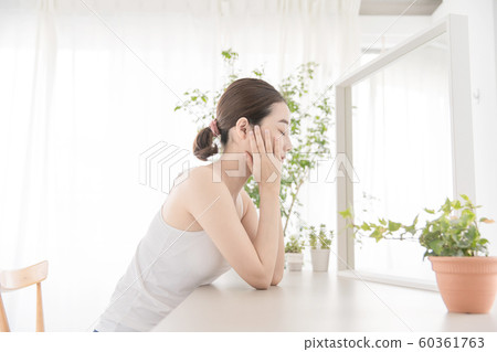 自我按摩的女性 60361763