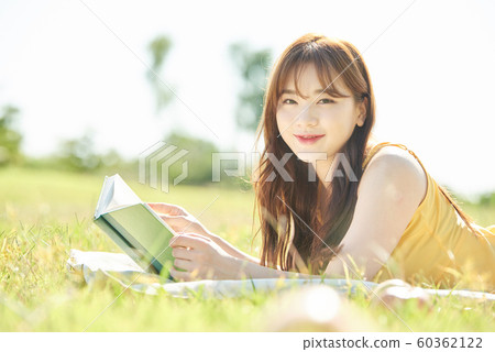 Woman picnic reading 60362122
