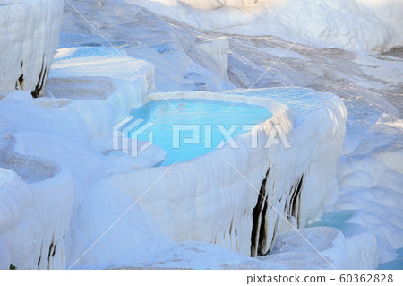 Travertine terraces with clear blue water in Pamukkale 60362828