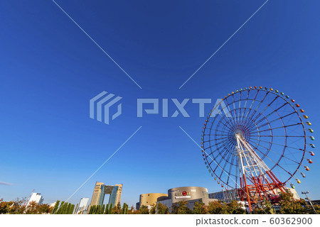 Colorful ferris wheel with blue sky 60362900