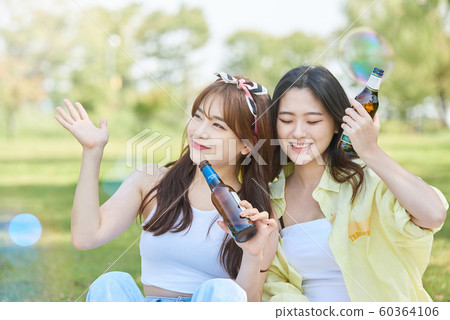 女子旅行野餐啤酒 60364106