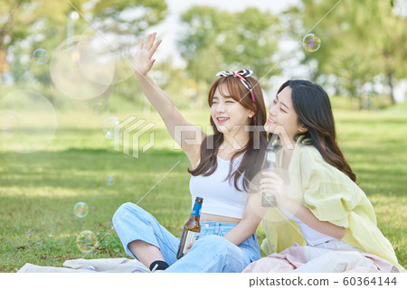 女子旅行野餐啤酒 60364144