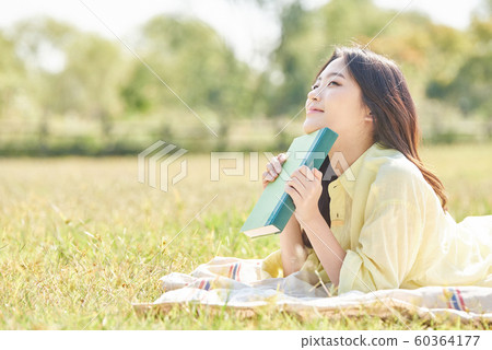 Woman picnic reading 60364177