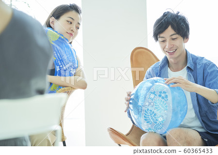 Men and women companion lifestyle Men and women companion lifestyle 60365433