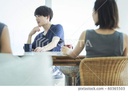 Men and women companion lifestyle Men and women companion lifestyle 60365503