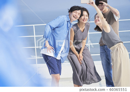 Men and women companion lifestyle Men and women companion lifestyle 60365551