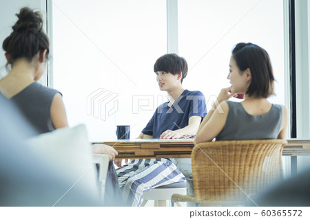 Men and women companion lifestyle 60365572