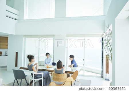 Men and women companion lifestyle Men and women companion lifestyle 60365651