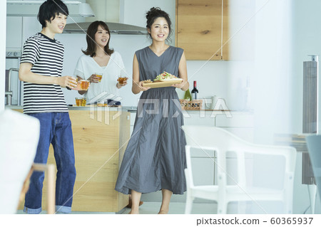 Men and women companion lifestyle Men and women companion lifestyle 60365937