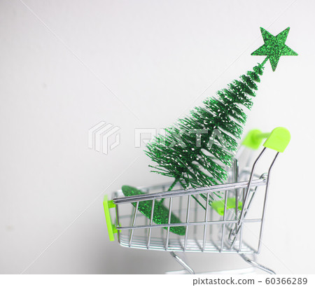 Green Christmas tree in the little shopping cart 60366289