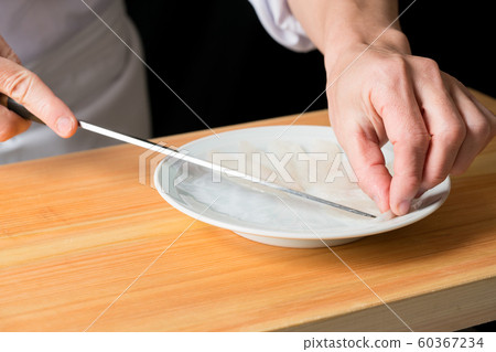 In front of the board to draw the thin skin In front of the board to draw the thin skin 60367234