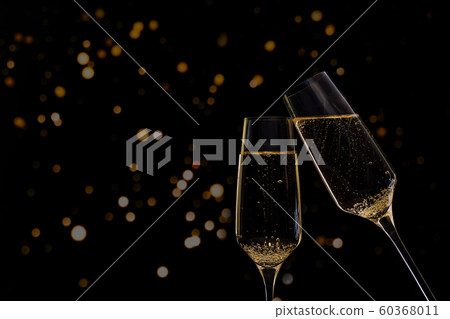Glasses of champagne 60368011