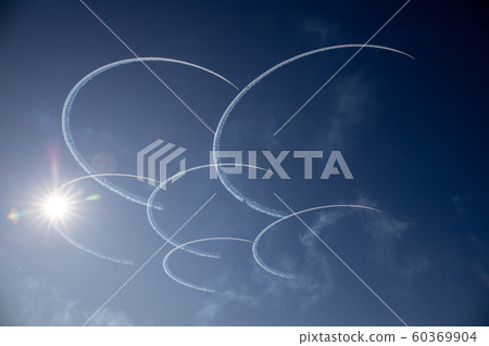 Ring drawn in the sky Ring drawn in the sky 60369904