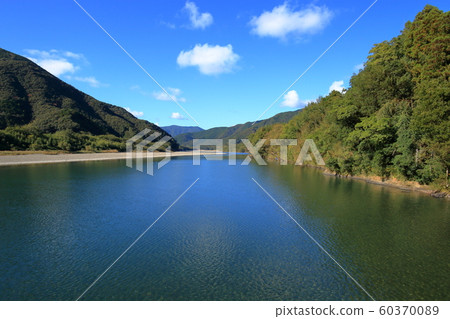 Look at the Shimanto River from the Sansato Shimoshita Bridge (Shimanto City, Kochi Prefecture) Look at the Shimanto River from the Sansato Shimoshita Bridge (Shimanto City, Kochi Prefecture) 60370089