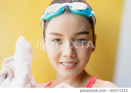女性美游泳 女性美游泳 60371352