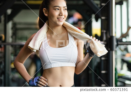 女人健身休息 60371391