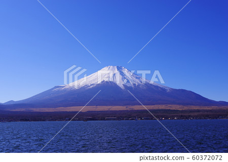 富士山和從山中湖岸邊看到的藍天 富士山和從山中湖岸邊看到的藍天 60372072