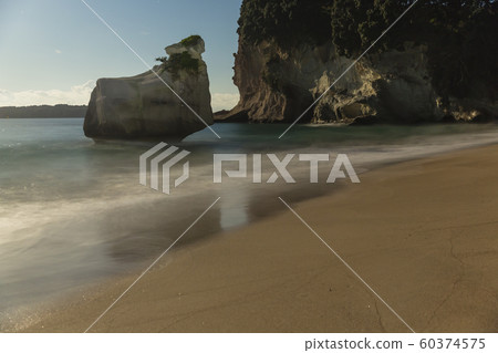新西蘭科羅曼德半島,大教堂灣夜景在滿月 新西蘭科羅曼德半島,大教堂灣夜景在滿月 60374575