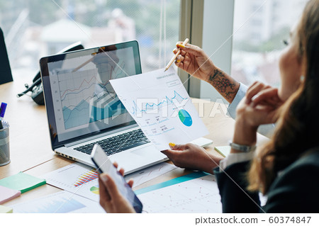 Businesswoman showing financial statistics Businesswoman showing financial statistics 60374847