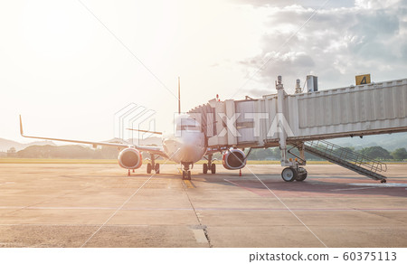 jet bridge connects the airplane door to the airport terminal, shelters for passengers disembark from an aircraft to the airport gate jet bridge connects the airplane door to the airport terminal, shelters for passengers disembark from an aircraft to the airport gate 60375113