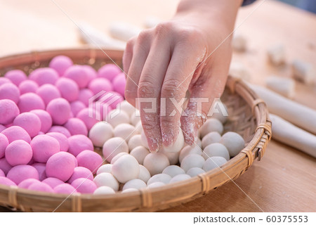 湯圓 冬至 元宵 元宵節 紅白 女性 製作 Making Tang yuan タンユエン 団子 60375553