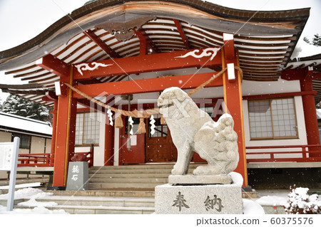 在北海道函館市北海道東照宮神社拍攝冬季雪景 在北海道函館市北海道東照宮神社拍攝冬季雪景 60375576