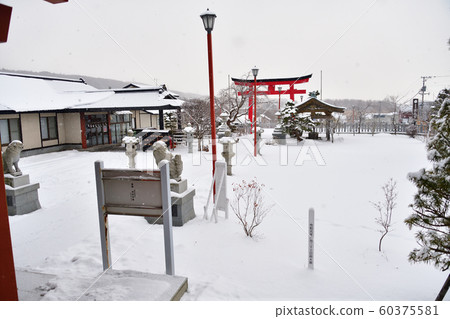 Photographing winter snow scenes in the precincts of Hokkaido Toshogu Shrine in Hakodate, Hokkaido Photographing winter snow scenes in the precincts of Hokkaido Toshogu Shrine in Hakodate, Hokkaido 60375581