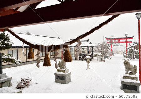 在北海道函館市北海道東照宮神社拍攝冬季雪景 在北海道函館市北海道東照宮神社拍攝冬季雪景 60375592
