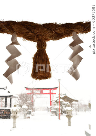 在北海道函館市北海道東照宮神社拍攝冬季雪景 在北海道函館市北海道東照宮神社拍攝冬季雪景 60375595