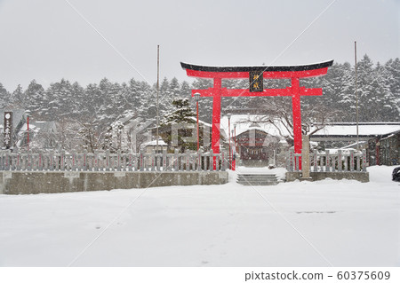 Photographing winter snow scenes in the precincts of Hokkaido Toshogu Shrine in Hakodate, Hokkaido Photographing winter snow scenes in the precincts of Hokkaido Toshogu Shrine in Hakodate, Hokkaido 60375609