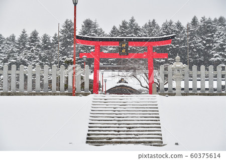 在北海道函館市北海道東照宮神社拍攝冬季雪景 在北海道函館市北海道東照宮神社拍攝冬季雪景 60375614