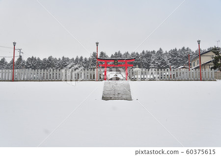 在北海道函館市北海道東照宮神社拍攝冬季雪景 在北海道函館市北海道東照宮神社拍攝冬季雪景 60375615