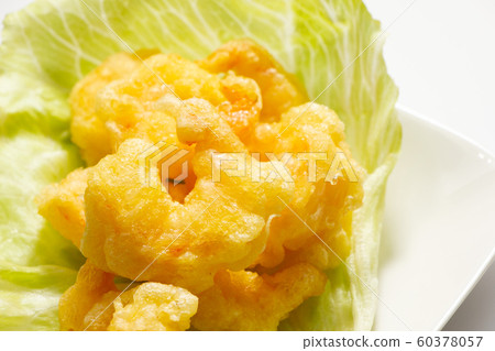 Shrimps tempura. (White plate / white background) 60378057