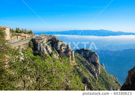 蒙特塞拉特修道院和岩層,雲海 蒙特塞拉特修道院和岩層,雲海 60380623