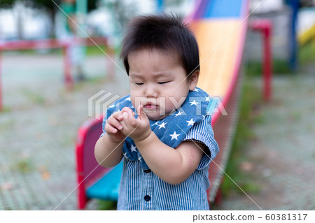 Infants playing in the park 60381317