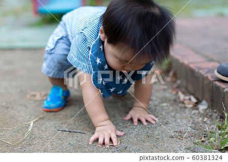 Infants playing in the park 60381324