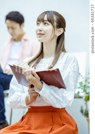Young woman flashes, comes up, daydreams, remembers 60381717