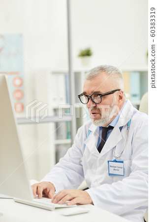 Doctor working on computer 60383319