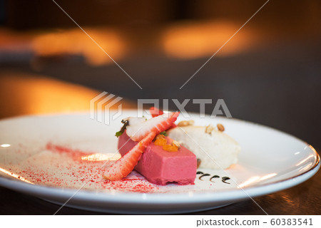 Fruit ice cream with strawberries 60383541
