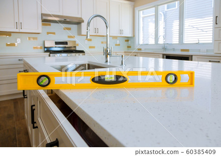 Leveling with countertops a sink in the cabinet Leveling with countertops a sink in the cabinet 60385409