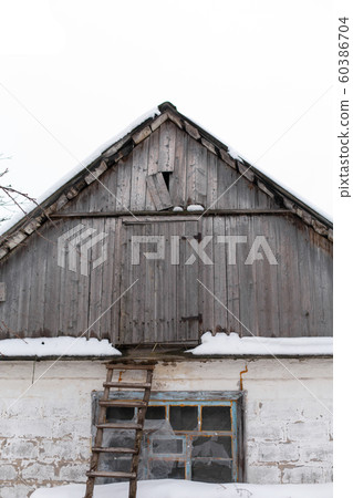 Winter. Old village house, view from the outside 60386704