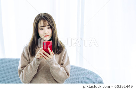 使用智慧型手機的女人 使用智慧型手機的女人 60391449