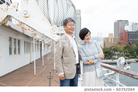 橫濱夫婦旅行在山下公園地區談論來自舊蜜月的回憶的好夫婦 橫濱夫婦旅行在山下公園地區談論來自舊蜜月的回憶的好夫婦 60392084